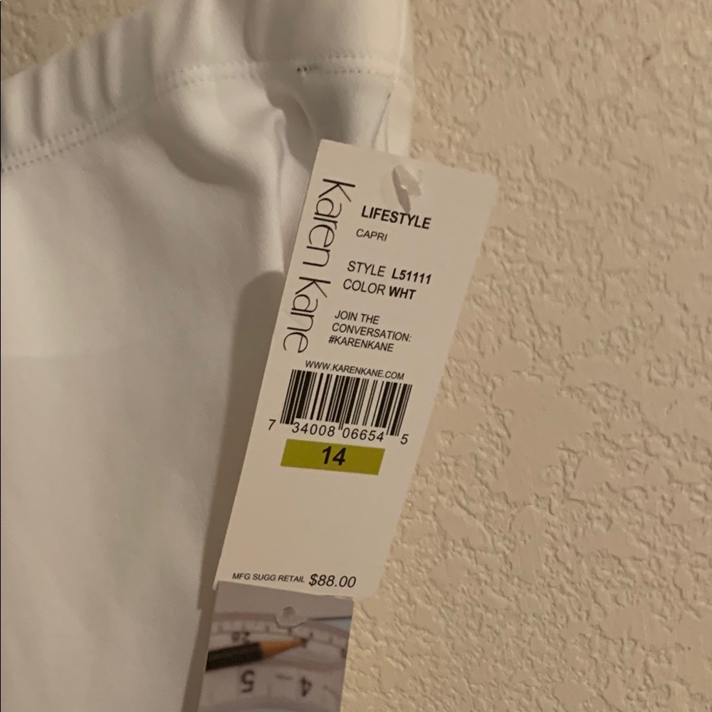 ๐HOST PICK๐NWT Karen Kane White Lifestyle Capri - Picture 2 of 2